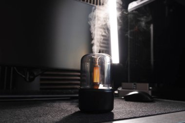 Siyah hava nemlendirici. Ofis. Masaüstü. Aroma ayırıcı. Aroma lambası. Aroma yağı. Erkek işyeri. Bilgisayar. Hava nemlendirmesi. Nem seviyesi. Cihaz. Masaüstü akıllı aygıtı. Buhar