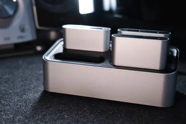 Workflow istasyon iskelesi. İş yeri. Ofis. Modern cihaz. Gri renk. Koyu arkaplan.