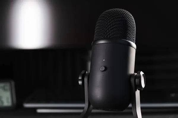 Kablosuz stüdyo mikrofonu. Ev ses kaydı için mikrofon. Yüksek kaliteli ses. Stüdyo. Podcast 'ler. Siyah minimalist plastik çanta. Ses için modern cihaz. Ürün fotoğrafı. Koyu arkaplan