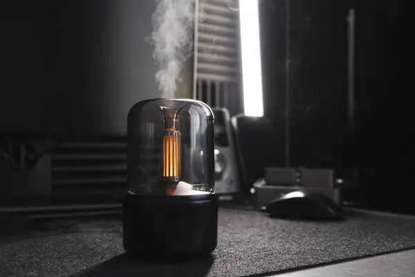 Siyah hava nemlendirici. Ofis. Masaüstü. Aroma ayırıcı. Aroma lambası. Aroma yağı. Erkek işyeri. Bilgisayar. Hava nemlendirmesi. Nem seviyesi. Cihaz. Masaüstü akıllı aygıtı. Buhar