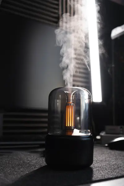 Siyah hava nemlendirici. Ofis. Masaüstü. Aroma ayırıcı. Aroma lambası. Aroma yağı. Erkek işyeri. Bilgisayar. Hava nemlendirmesi. Nem seviyesi. Cihaz. Masaüstü akıllı aygıtı. Buhar