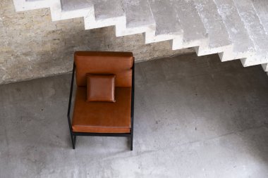 Ahşap sandalyeli eski binada klasik bir iç mekan.