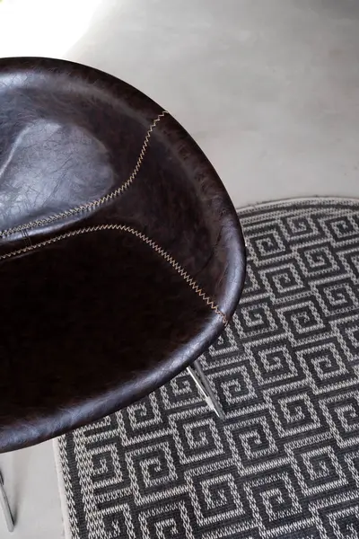 Modern tasarımda siyah koltuk