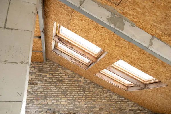 Yeni bir çatı ve tamamlanmamış bir ev.