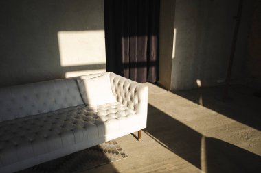 Geniş pencereli modern iç mekan