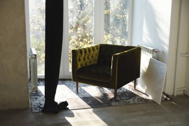 Modern apartmanda koltuğu olan bir yer.