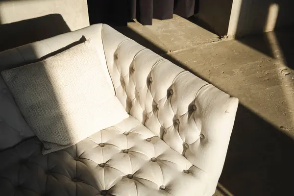 yumuşak gölgeli modern beyaz koltuk.