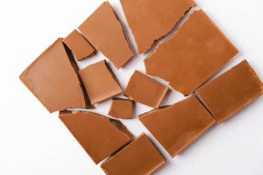 Kesme yolu olan beyaz arka planda izole edilmiş bir çikolata parçası. - Evet. Üst Manzara. Düz yatıyordu. Yüksek kalite fotoğraf