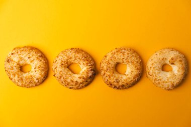 Sarı arka planda kurabiyeler. Yüksek kalite fotoğraf. Yüksek kalite fotoğraf