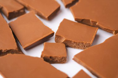 Kesme yolu olan beyaz arka planda izole edilmiş bir çikolata parçası. - Evet. Üst Manzara. Düz yatıyordu. Yüksek kalite fotoğraf