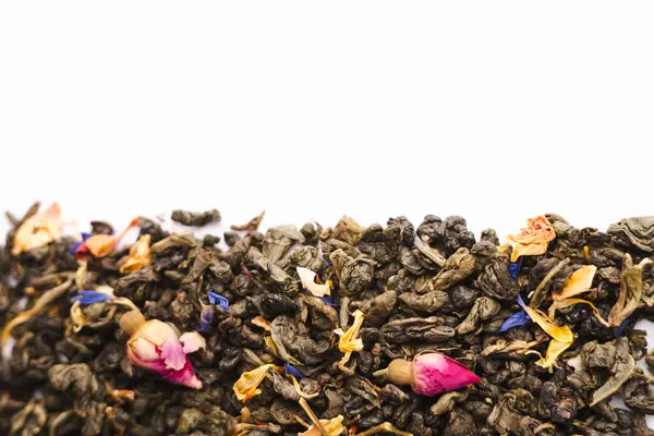 Çaydanlığın yanındaki yeşil, siyah ve bitkisel çayın farklı türleri beyaz arka planda sıcak demlenmiş çayla dolu. Lezzetli organik içecekler. Yukarıdan bak. Mesajlaşmak için bir yer. Yüksek kalite