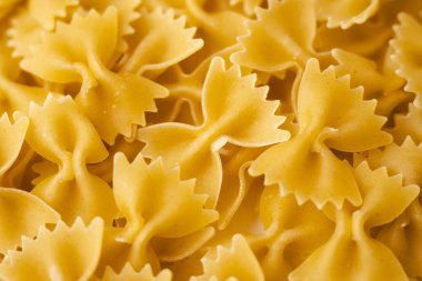 İzole edilmiş beyaz zemin üzerinde kuru rotini sarı makarna yığını. Yüksek kalite fotoğraf