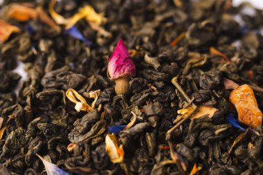 Çaydanlığın yanındaki yeşil, siyah ve bitkisel çayın farklı türleri beyaz arka planda sıcak demlenmiş çayla dolu. Lezzetli organik içecekler. Yukarıdan bak. Mesajlaşmak için bir yer. Yüksek kalite