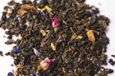 Çaydanlığın yanındaki yeşil, siyah ve bitkisel çayın farklı türleri beyaz arka planda sıcak demlenmiş çayla dolu. Lezzetli organik içecekler. Yukarıdan bak. Mesajlaşmak için bir yer. Yüksek kalite