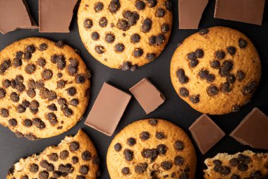 Mavi arka planda iki browni parçasının yakın çekimi, üst manzara. Tatlı fotoğrafçılığı, çikolatalı şeker, fırın ürünleri, tatlı düşkünlüğü, lezzetli browniler. - Evet. Yüksek kalite fotoğraf