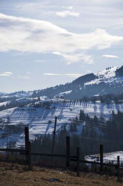 Karlı güzel kış manzarası - tepeli dağlar ve ağaçlar