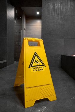 Yeraltı otoparkında uyarı işareti