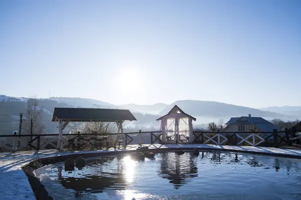 Dağlarda ahşap bir ev