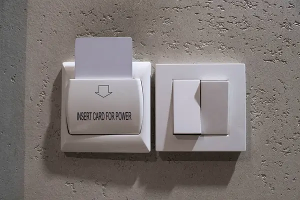 Beyaz arka planda siyah etiketli beyaz karton kutu.