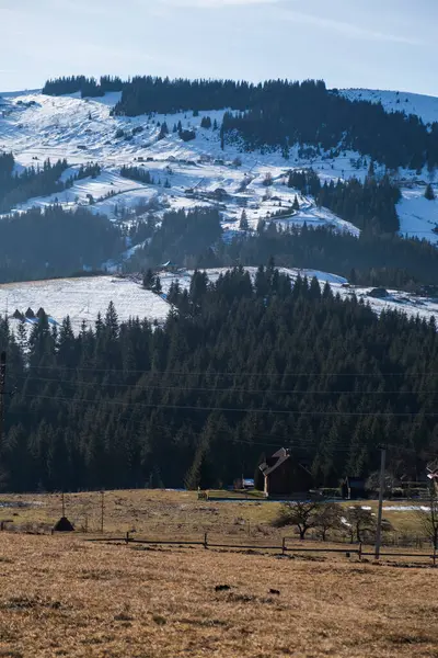 Dağlarda ahşap bir çit