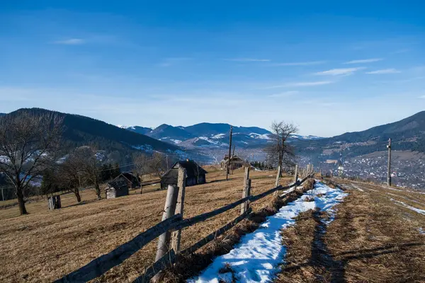 Kışın dağların güzel manzarası