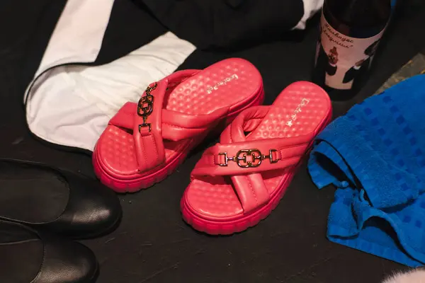 Beyaz deri ayakkabıların yakın plan çekimi.