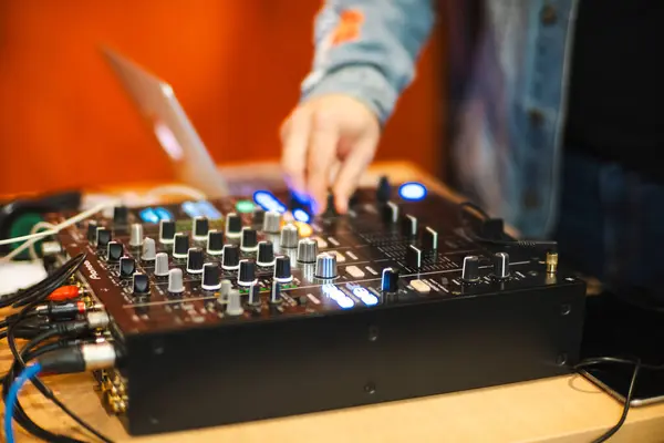 DJ gece kulübünde müzik çalıyor..