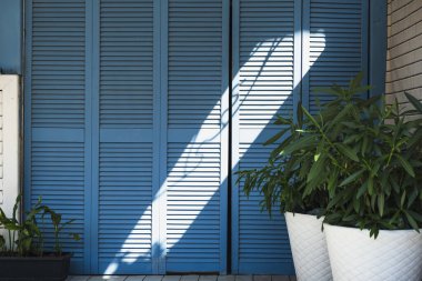 Beyaz panjurlu ve mavi panjurlu mavi pencere