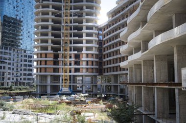 Arkaplanda vinçler olan inşaat alanı