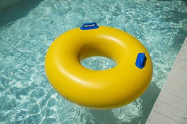 Yüzme havuzunda şişme yüzük..