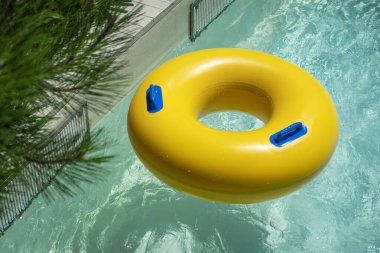 Yüzme havuzunda yüzen sarı kauçuk halka, üst manzara