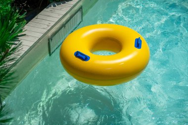 Yüzme havuzunda şişme yüzük