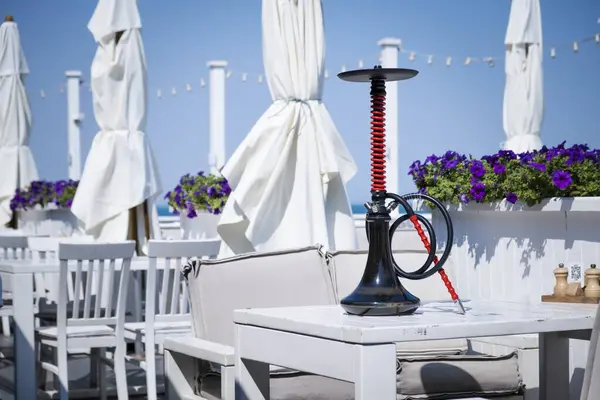 Deniz manzaralı restoran masası.