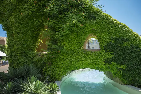 Şehirde bir yüzme havuzu manzarası