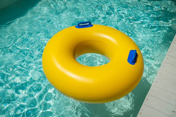 Yüzme havuzunda şişme yüzük..