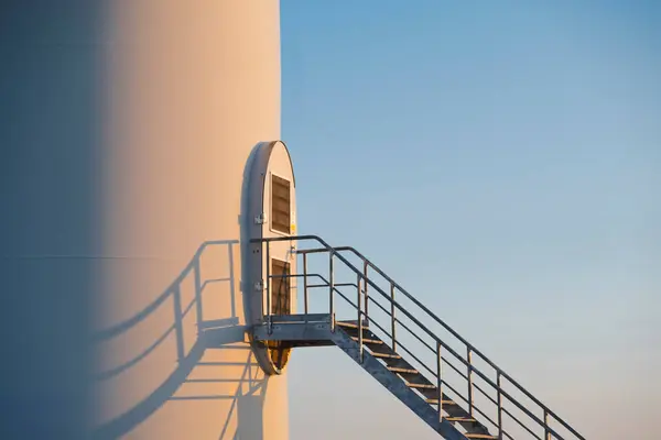 Modern rüzgar türbini denizin çatısında