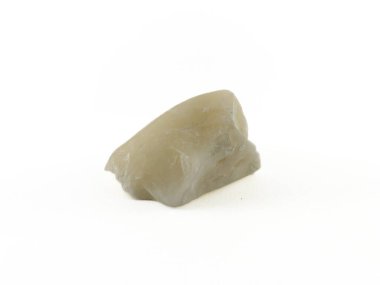 Beyaz arka planda beyaz bir kayaya ya da alum taşına yakın plan. Kaya yuvarlaktır ve küçük tümseklerle biçimlendirilmiş gibi görünür. Alüminyum taşı da denebilir.