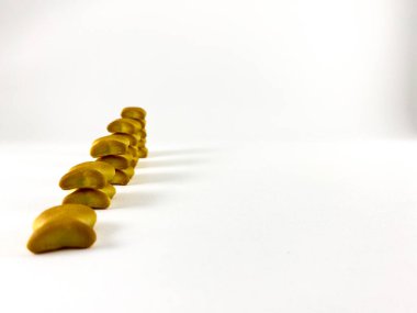 Çeşitli boylarda ve kahverengi tonlarda dikdörtgen kraker yığını. Krakerler değişik boylarda ve kahverengi tonlarda.