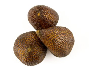 Beyaz arka planda, yılan meyvesi olarak da bilinen üç adet salak meyvesinin yakın çekimi. Düz atış.