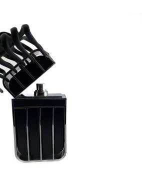 Siyah ve gümüş parfüm şişesi. Şişe camdan yapılmış ve gümüş metal bir kapağı var. Şişe dört siyah şeritle süslenmiş. Parfüm şişesi beyaz arka planda..