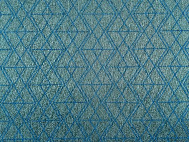 Arka plan koyu mavi bir kot kumaştır. Açık mavi üçgende iç içe geçmiş üçgenlerin ince geometrik deseni vardır..