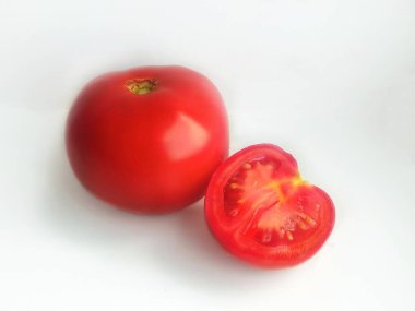 Beyaz arka planda kırmızı domatesler. Bütün bir domatesin yanında yarım domates yakın plan çekimdir. Bir dilim domates. Salata için gerekli malzemeler. Metin için arkaplan.