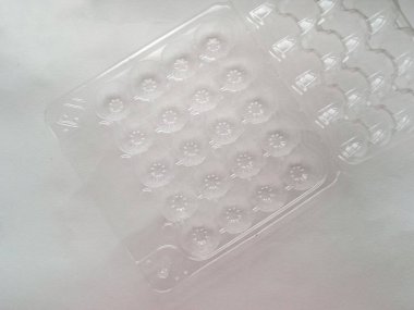 Yumurta tepsisi. Bıldırcın yumurtaları için boş plastik ambalaj. Arkaplan.