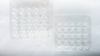 Yumurta ambalajı. Plastik yumurta tepsisi. Buzdolabında yumurta depolamak. Metin için arkaplan, yer. 