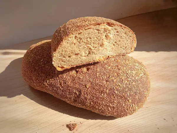 Kesikte kara ekmek var. Diyet olsun. Arka plan, mesaj için yer. Fırın. Yiyecekler. Sağlıklı beslenme. Süpermarkette ekmek. Pişmiş ekmek..