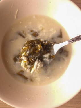 Sorrel çorbası kaşıkla toplanır. Kuşun yararları ve zararları. Kuşlar için yemek pişiriyorum. Yeşiller çorbaya. Kremalı kuş çorbası..