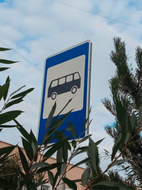 Şehirde bir otobüs durağı tabelası. Sembol bir toplu taşıma durağı. Trafik kuralları böyle. Geçmişi. Yol işaretleri.