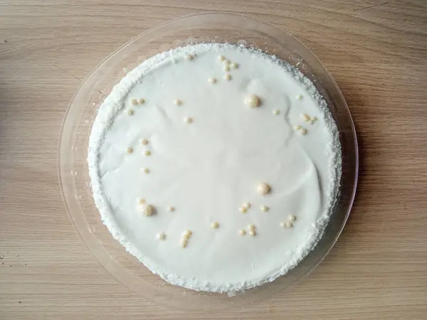 Sütçü kız pasta manzarası. Masada tatlı beyaz yuvarlak bir pasta yatıyor. Çaya karşılık şeker. Metin için arkaplan, yer. 