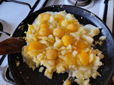 Yumurtalı kızarmış patates kızartma tavasında pişirilir. Patatesli bıldırcın yumurtası. Geçmişi. Bıldırcın yumurtasının faydaları. Bıldırcın yumurtasından yapılmış yemekler..