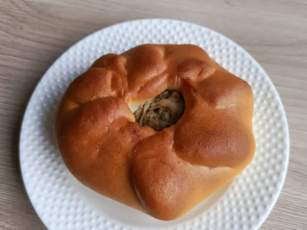 Etli turta tabakta. Etle doldurulmuş mini turta. Taze hamur işleri. Yemek pişirmek. Yemek tarifi. Metin için arkaplan, yer.